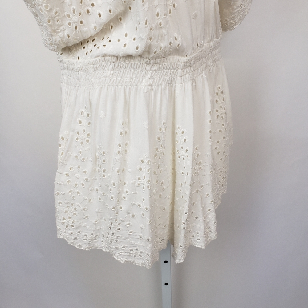 Tobi White Romper eyelet v-neck scallop edges size small - Picture 4 of 11